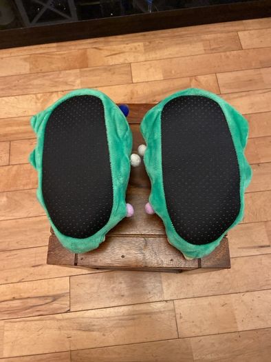 Willow by Leigh Tucker novelty Christmas tree slippers size 9-10 (kids) in like new condition)
