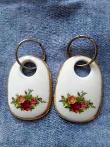 Rare Royal Albert Old Country Roses Key Ring FREE POST