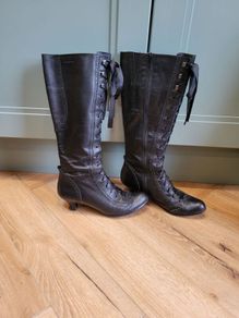 Victorian-style black leather boots 5