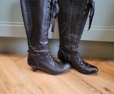 Victorian-style black leather boots 5