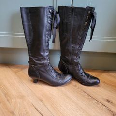 Victorian-style black leather boots 5