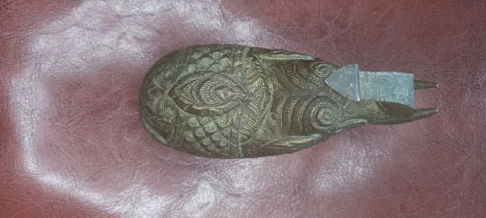 Vintage jewelry is sold individually for 5 to 10 euros