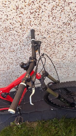 Full suspension mountain bike