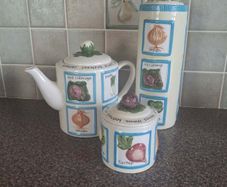 Vintage Rayware "Country Kitchen" Vegetable Teapot