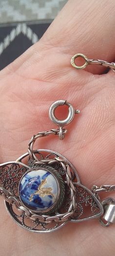 Vintage jewelry is sold individually for 5 to 10 euros