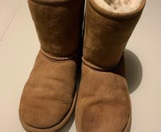 Girls Ugg Boots: Size 2