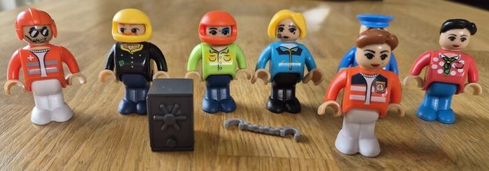 Assorted lego style figures
