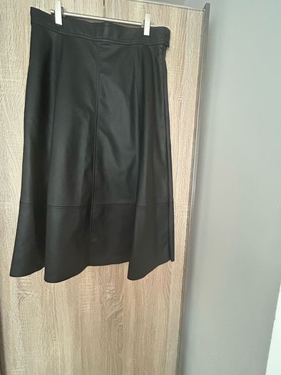 Leather skirt. New. Size M
