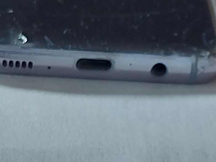 Samsung Galaxy S8 (SM-G950F), for parts or repair, not powering on