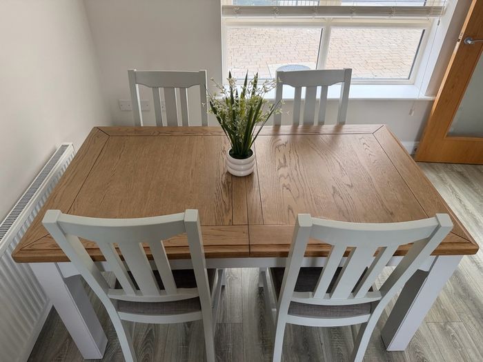 Extendable dinning table and chairs