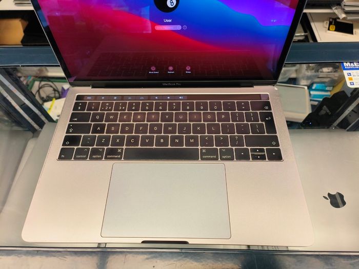 MacBook Pro 13" 2017 A1706 Four Thunderbolt 3 Ports 3.5 GHz Core i7 16GB RAM 512 GB SSD (Battery Cycle: 308)