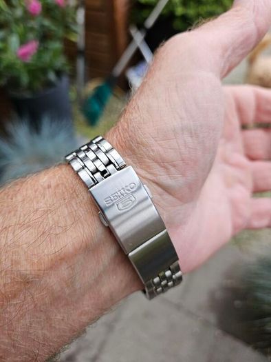 Watch Seiko 5 Automatic.