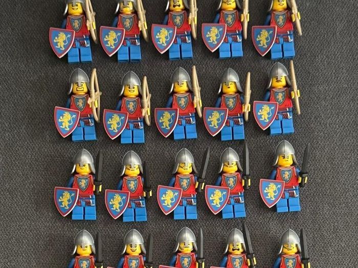 LEGO KNIGHTS : 25 Lion Soldiers vs Mercenaries and Barbarians"