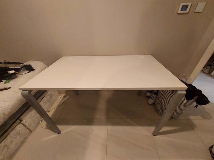 Spacious adjustable desk 140 x 80 cm