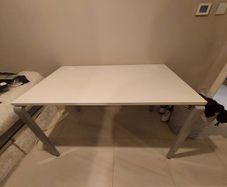 Spacious adjustable desk 140 x 80 cm