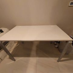 Spacious adjustable desk 140 x 80 cm