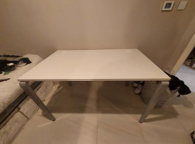 Spacious adjustable desk 140 x 80 cm