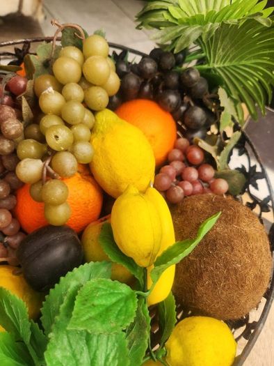 Large very realistic fruit bowl