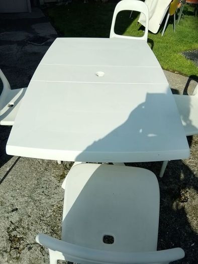 garden table and chairs