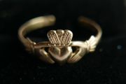 Vintage 9ct Yellow Gold 375  Claddagh Ring adjustable size 0,93g