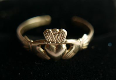 Vintage 9ct Yellow Gold 375  Claddagh Ring adjustable size 0,93g