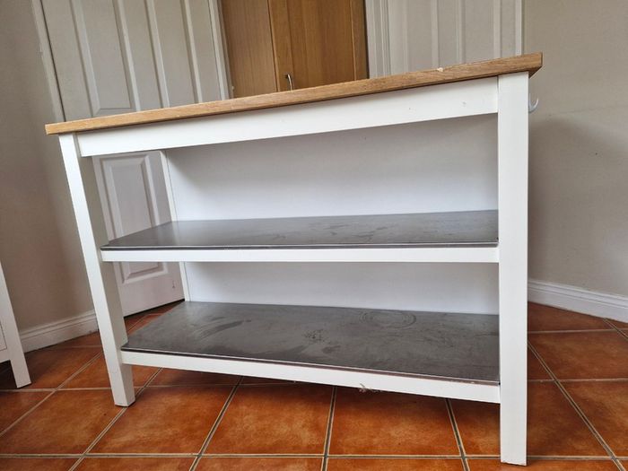 Breakfast bar table with 2 stools