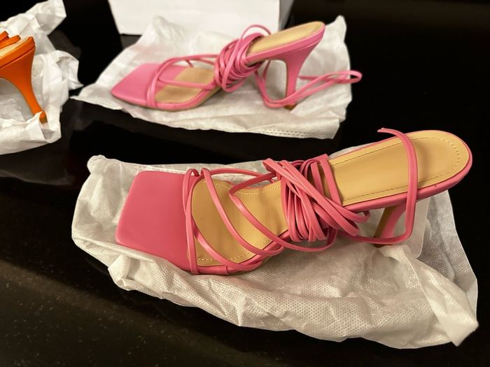 Women's strapped shoes