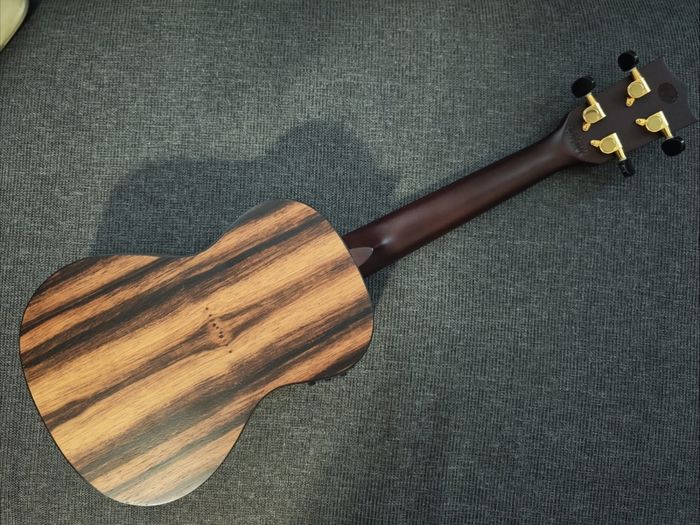 Flight DUC460CEQ Amara Concert Electro-Acoustic Ukulele + Padded Gig Bag