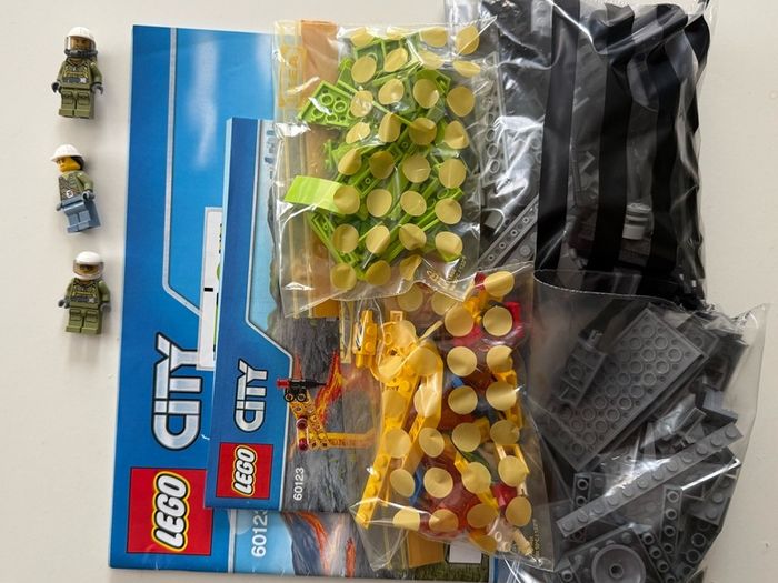 Lego City  Volcano Supply Helicopter 60123