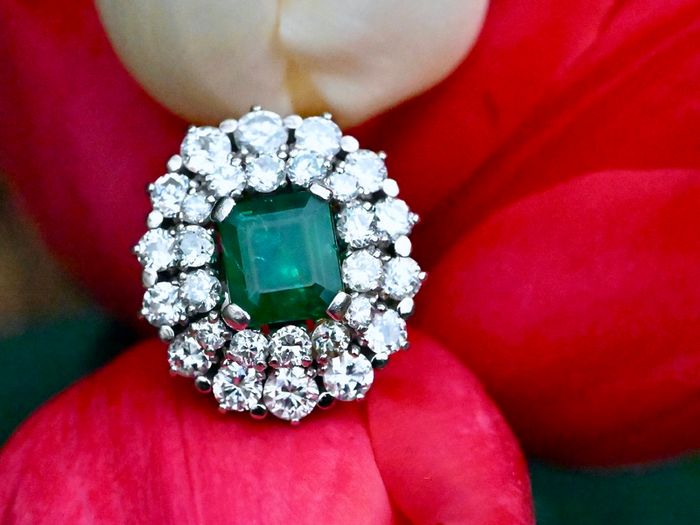 Vintage 1960s Emerald & Diamond Cluster Ring - 18ct