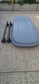 Roof box with roof bars