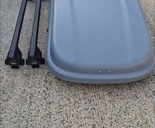 Roof box with roof bars