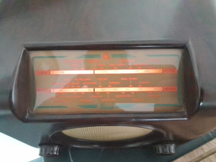 Vintage Bush DAC90A Bakelite Radio 1950