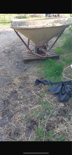 Fertiliser spreaders