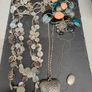 72 piece jewellery lot with box Image 4