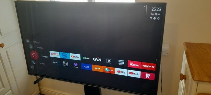 Smart TV 55" + TV Stand. Hitachi