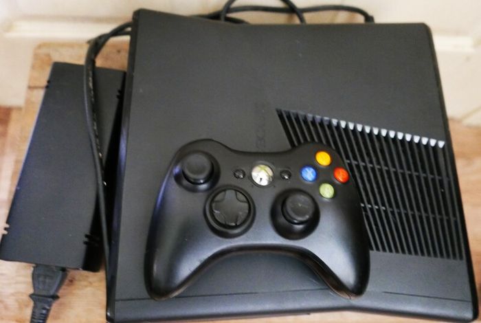 Xbox360 slim 250GB +1Pad