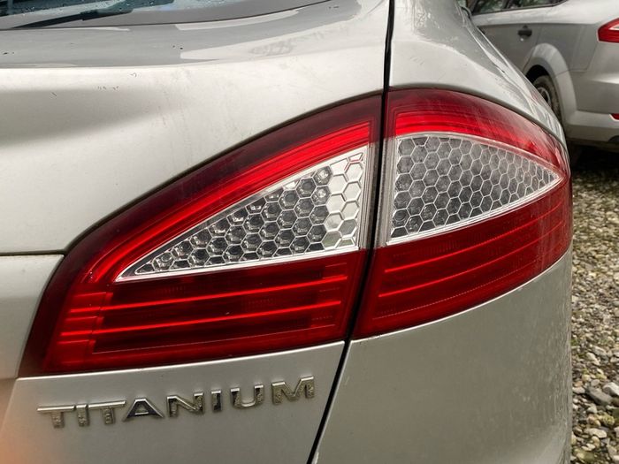 Ford mondeo mk4 2010 drivers side quarter panel tail light