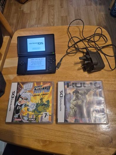 Nintendo DS Lite + Charger + Games