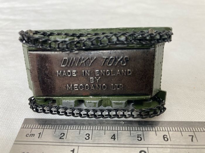Dinky 152a. Light tank. 1937/41. Chain tracks. Rare