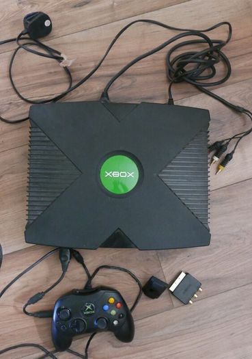 Microsoft Original Xbox Console Bundle (works well)