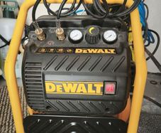 Dewalt DPC10QTC Mid Pressure Super Quiet Oil Free Compressor -230v + 2 Pneumatic Gun