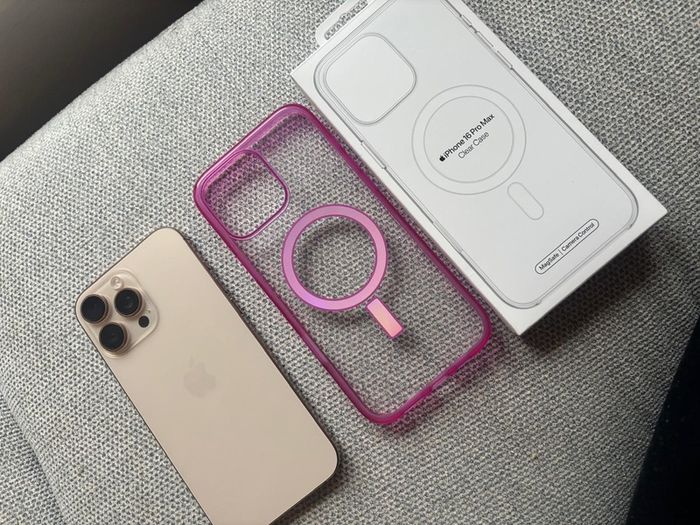 iPhone 16 Pro Max 256GB Gold + 2 cases