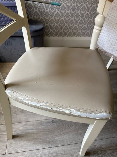 Extendable dining table with 6 chairs from hanley's