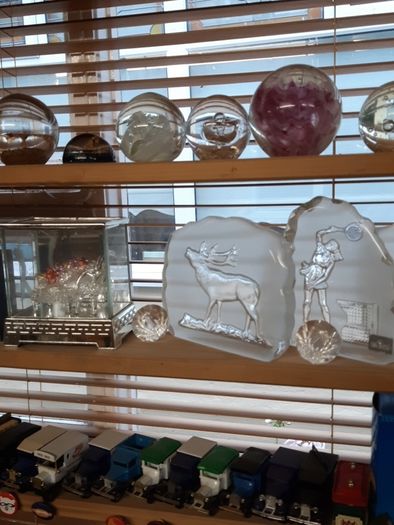 Paper weight glass