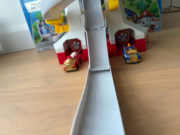 PAW Patrol Adventure Bay Rescue Way Tower Playset + 2 True Metal Vehicles