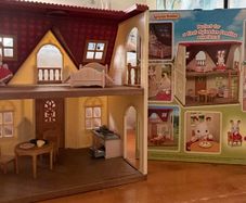 Sylvanian Families Red Roof Cosy Cottage Starter Home with Furniture & Figure