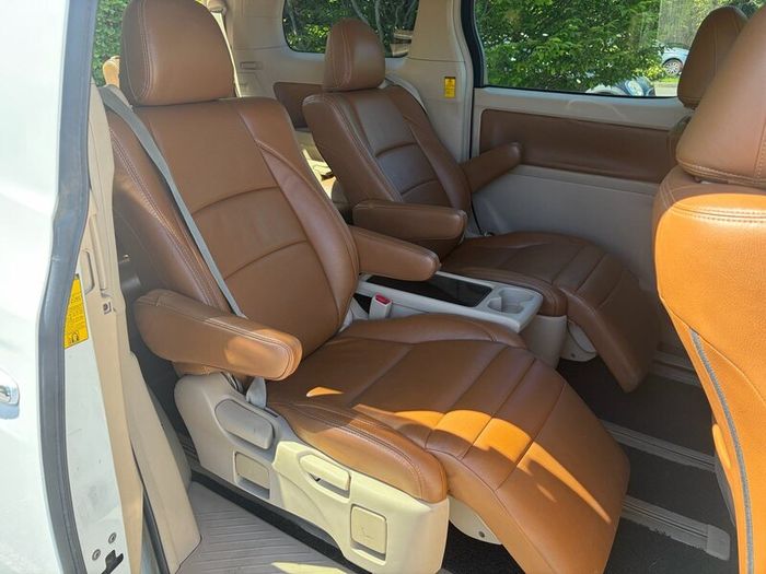Toyota Vellfire hybrid - 7 seater - Fresh NCT