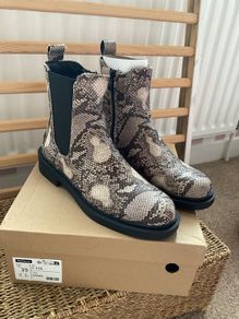 boot Bnwt snakeskin effect ankle boots size 39 bellucci brand rubber soled