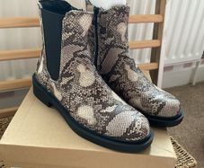 boot Bnwt snakeskin effect ankle boots size 39 bellucci brand rubber soled